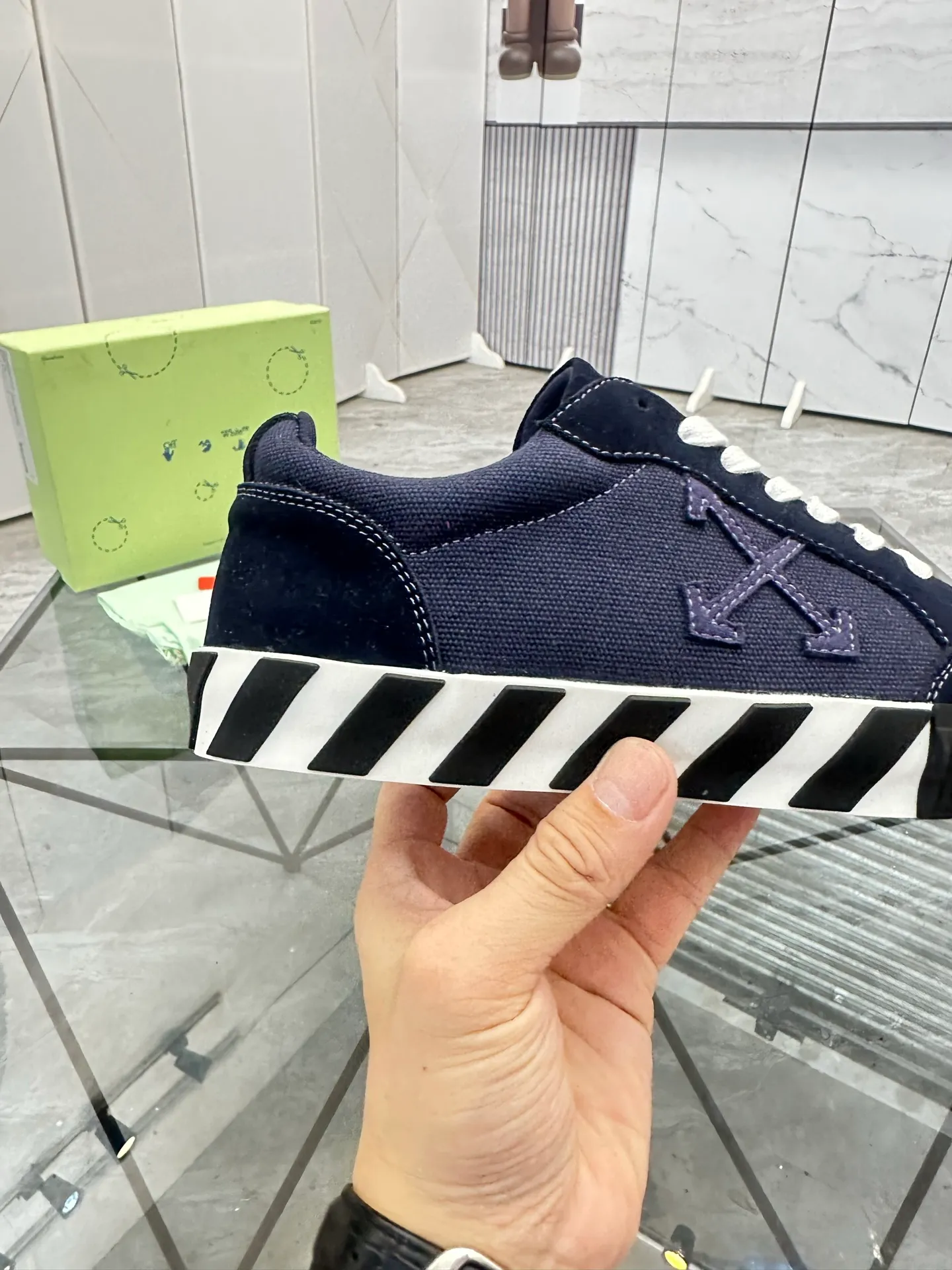 Selling men's shoes 💰: 💰P440¥ Product trademark: OFF WHITE * "OFF WHITE*" low-top casual shoes Regular size: 35-45 (can be customized to 46) Couple style Product materials: imported nubuck leather upper spliced ​​with original fabric, breathable lining, original outsole. No.: H203